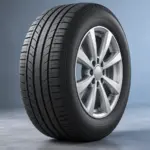 Pneu noir de voiture particulière sans inscription ni logo monté sur une jante argentée sobre
